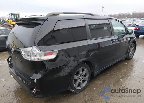 2016 Toyota Sienna Se 8 Passenger z USA, uszkodzony, nr VIN 5TDXK3DC0GS710053